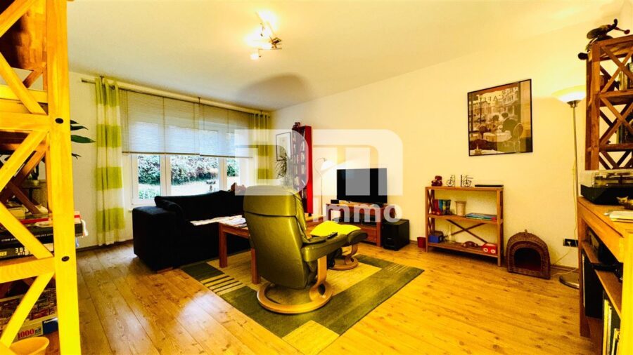 Helle Vierzimmerwohnung (Hochparterre) mit Balkon in Traumlage - Wohn / Esszimmer